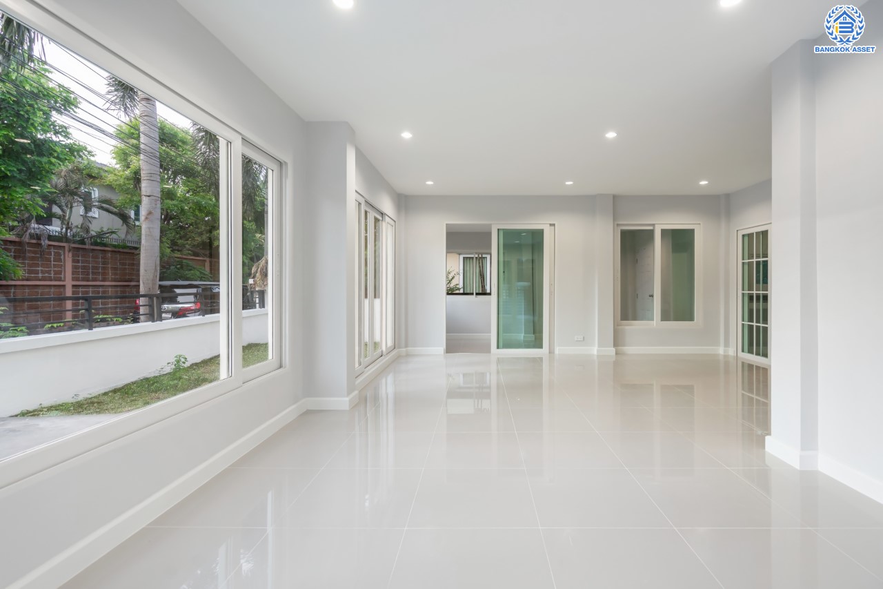 บ้านมือสองตกแต่งใหม่ ม.คาซ่าวิลล์ ราชพฤกษ์-รัตนาธิเบศร์2 แบรนด์ Q.House ต่อเติมครบพร้อมเข้าอยู่ เนื้อที่ 53.2 ตร.ว. ฟังก์ชันจัดเต็ม 3 ห้องนอน 3 ห้องน้ำ 1ห้องอเนกประสงค์ จอดรถได้ 2 คัน บนทำเลศักยภาพ ติดถนนราชพฤกษ์ และเพียง 10 นาทีถึงรถไฟฟ้า "สถานีบางรักน้อยท่าอิฐ"